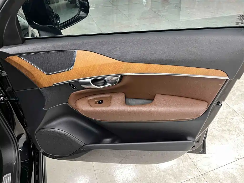 Volvo XC90 2023 — фото 12