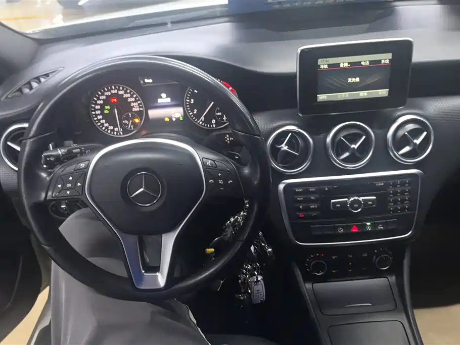 Mercedes-Benz A-Class 2015 — фото 11