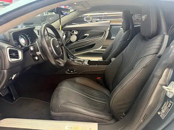 Aston Martin DB11 2019