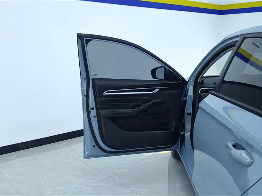 Geely Emgrand 2024