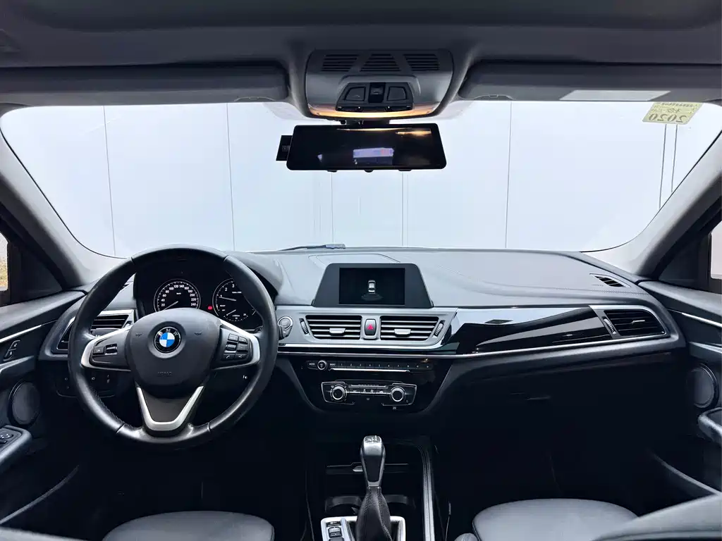 BMW 1 Series 2018 — фото 9