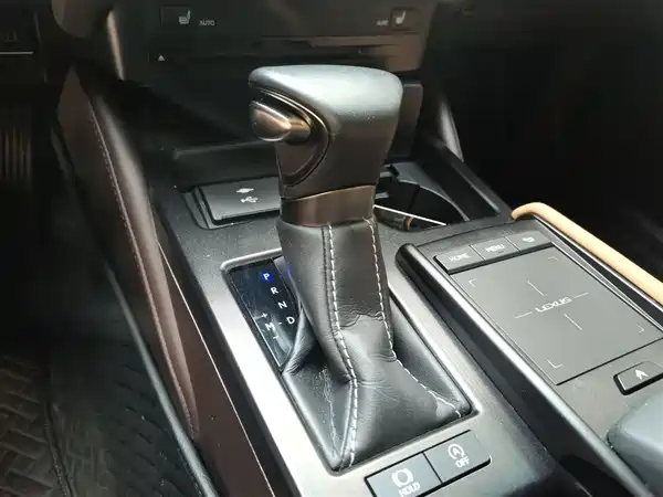Lexus ES 2021