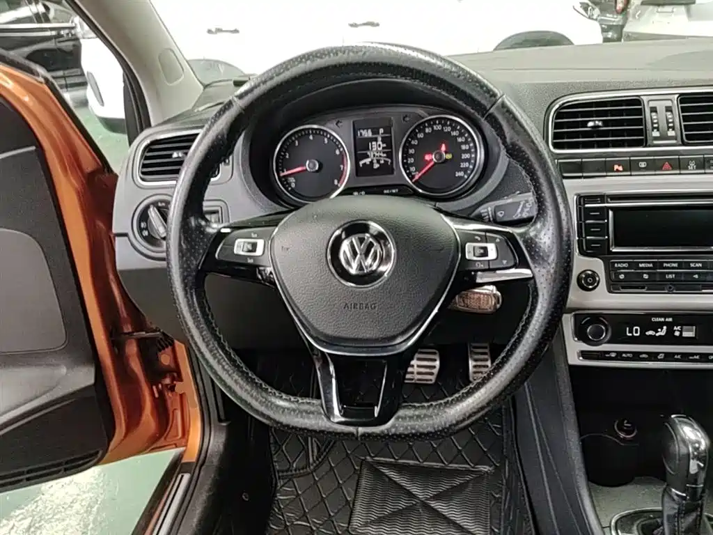 Volkswagen Polo 2016 — фото 11