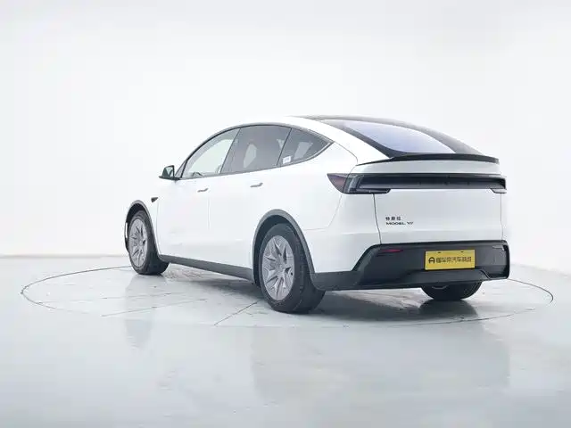 Tesla Model Y L 2026 — фото 4