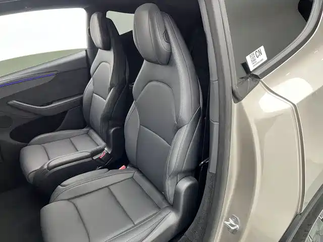 Tesla Model Y L 2025 — фото 18