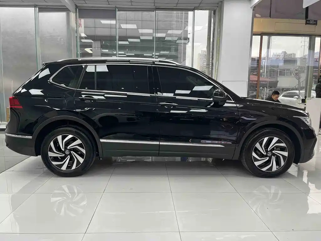 Volkswagen Tiguan L 2025 — фото 10
