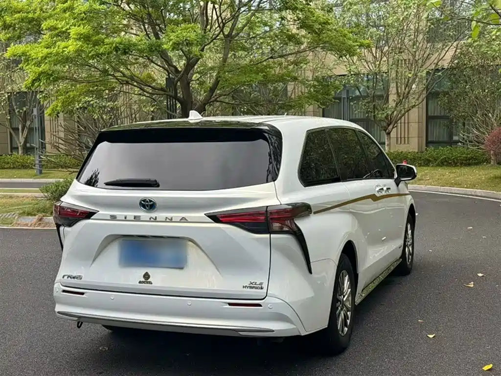 Toyota Sienna 2022 — фото 24