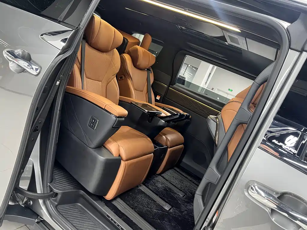 Toyota Alphard 2023 — фото 13