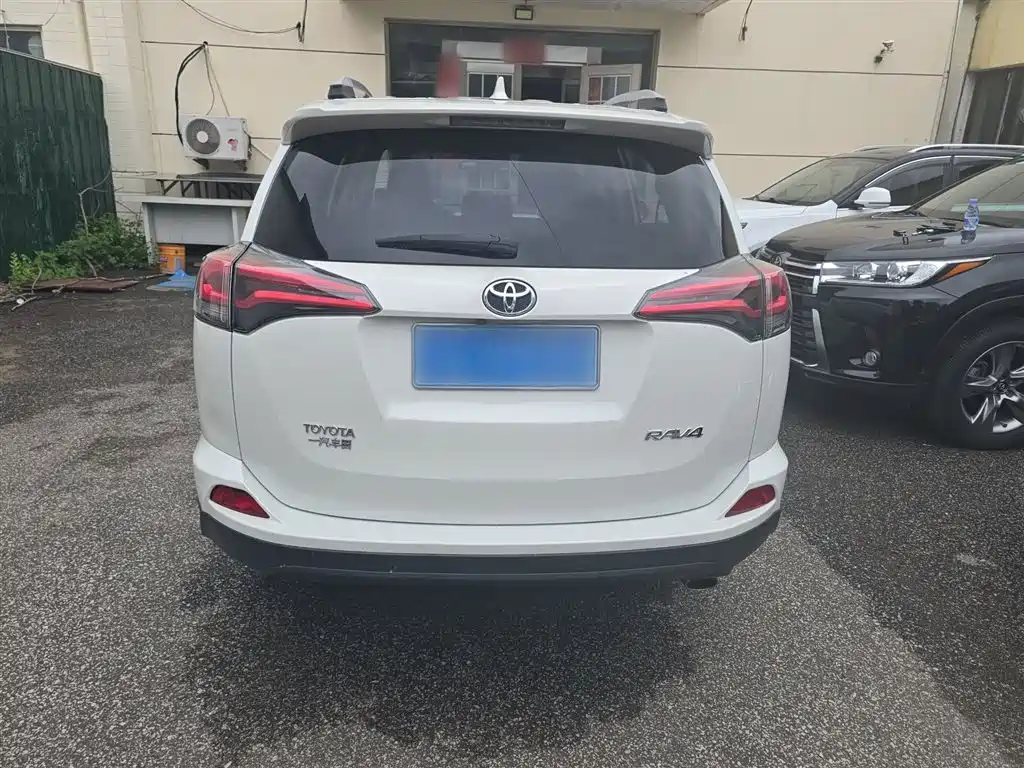 Toyota RAV4 2016 — фото 9