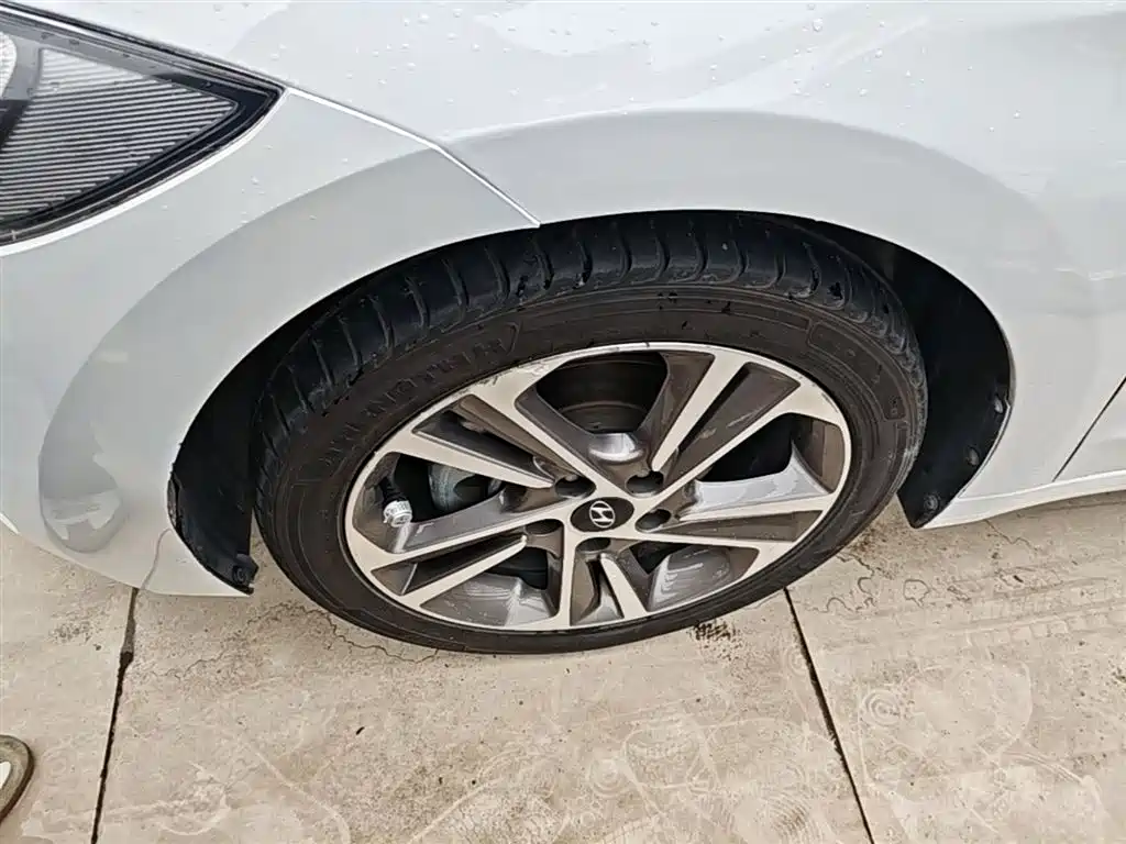 Hyundai Elantra 2018 — фото 23