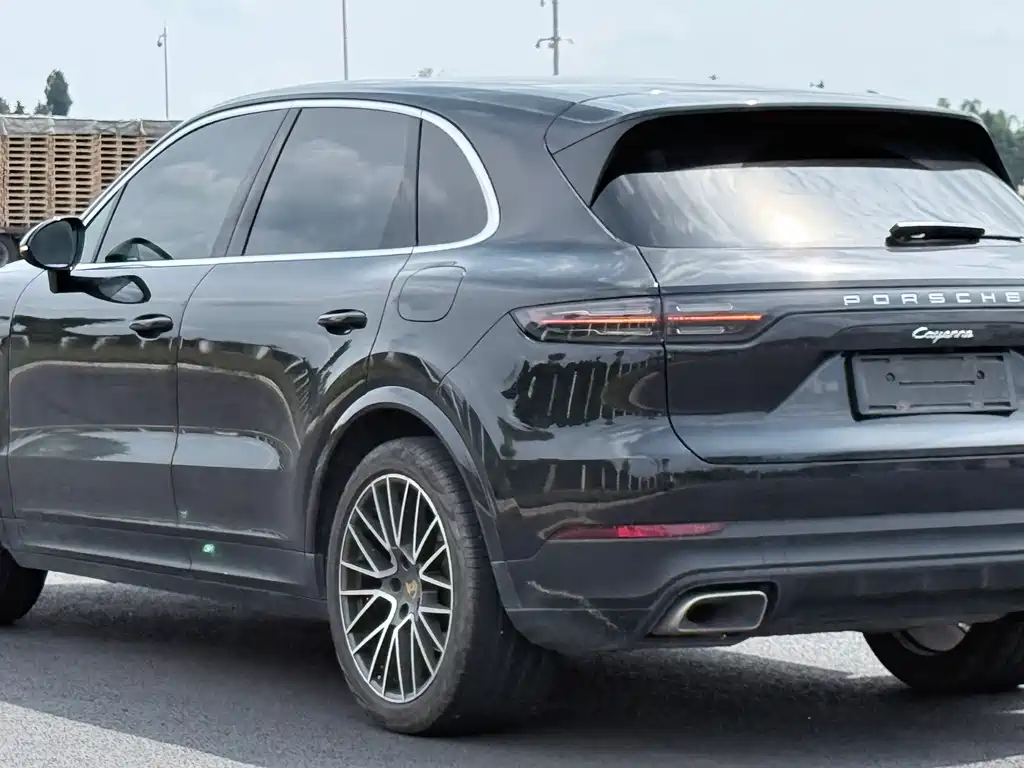 Porsche Cayenne Hybrid 2021