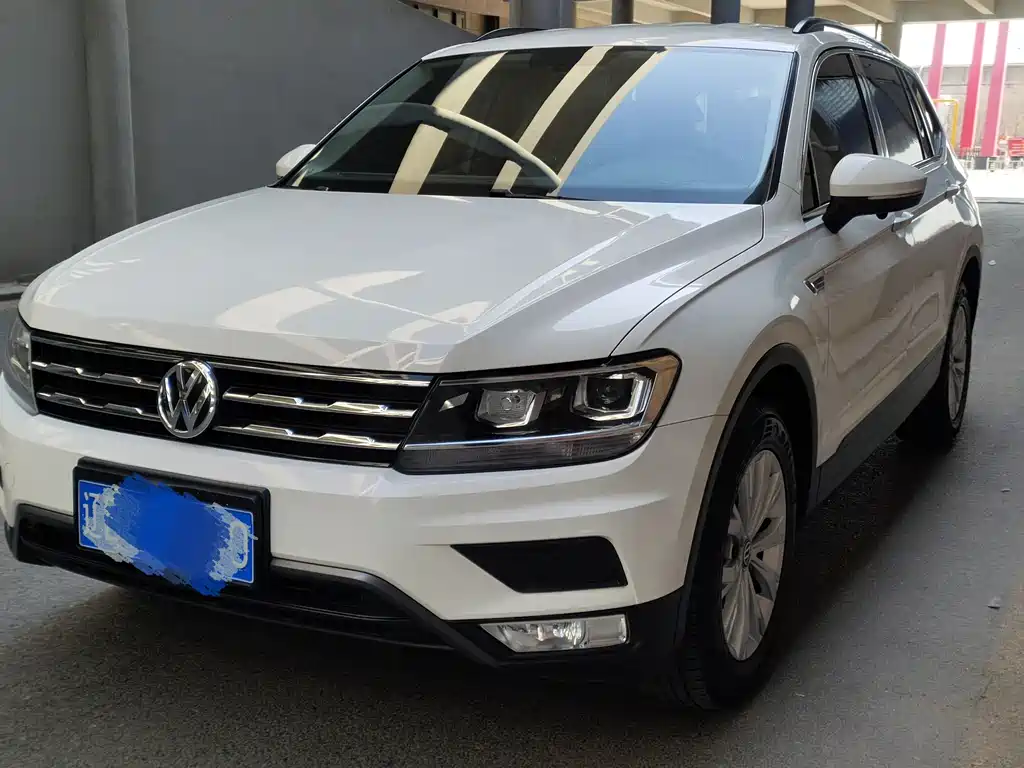 Volkswagen Tiguan L 2017 — фото 1