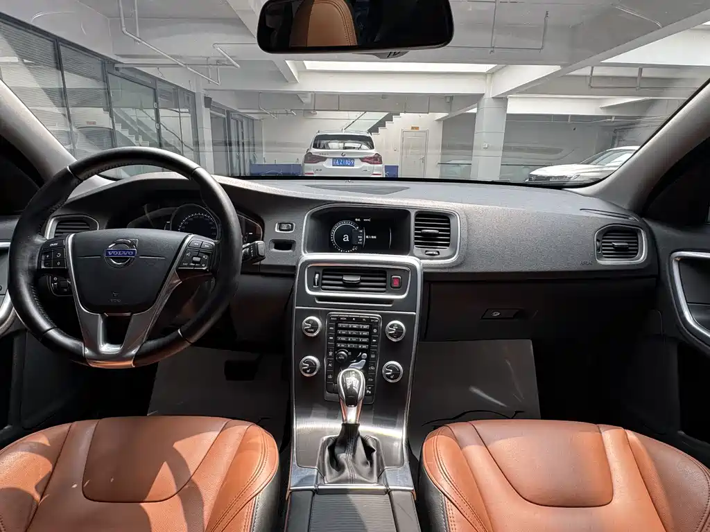 Volvo S60 2016 — фото 10