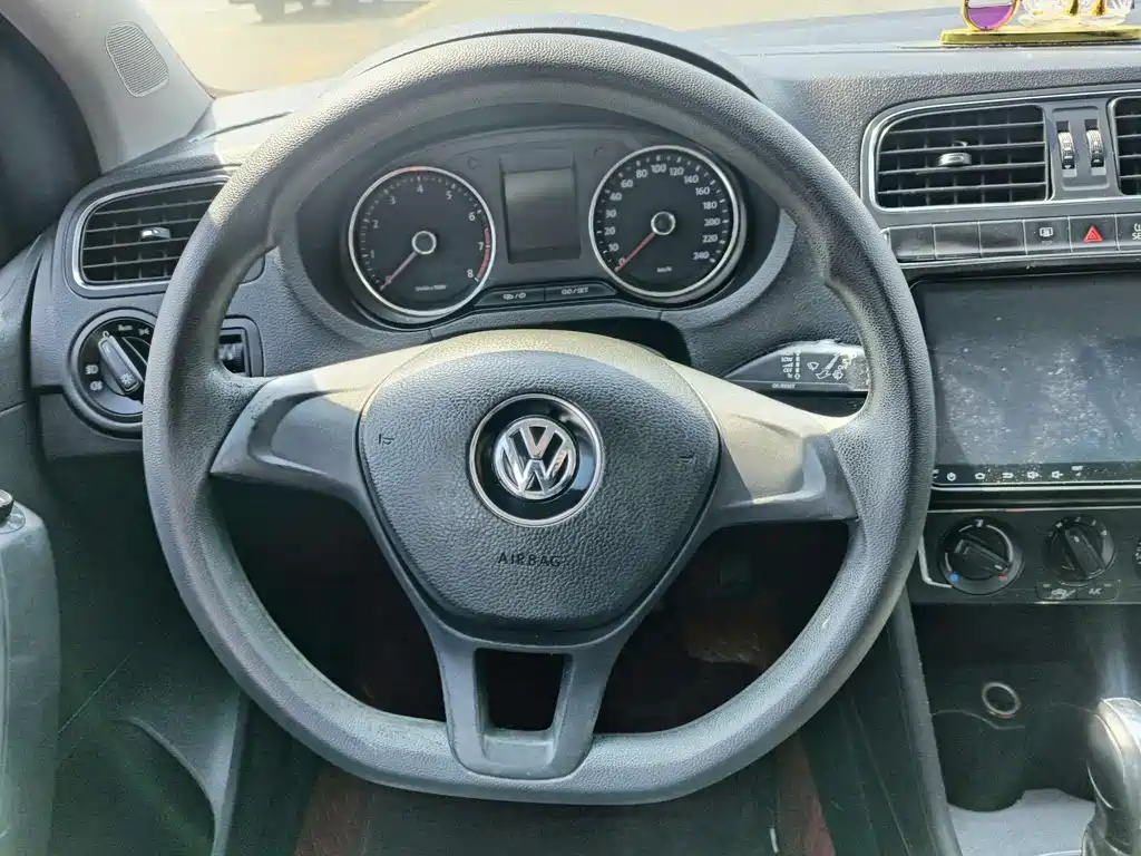 Volkswagen Polo 2015 — фото 18
