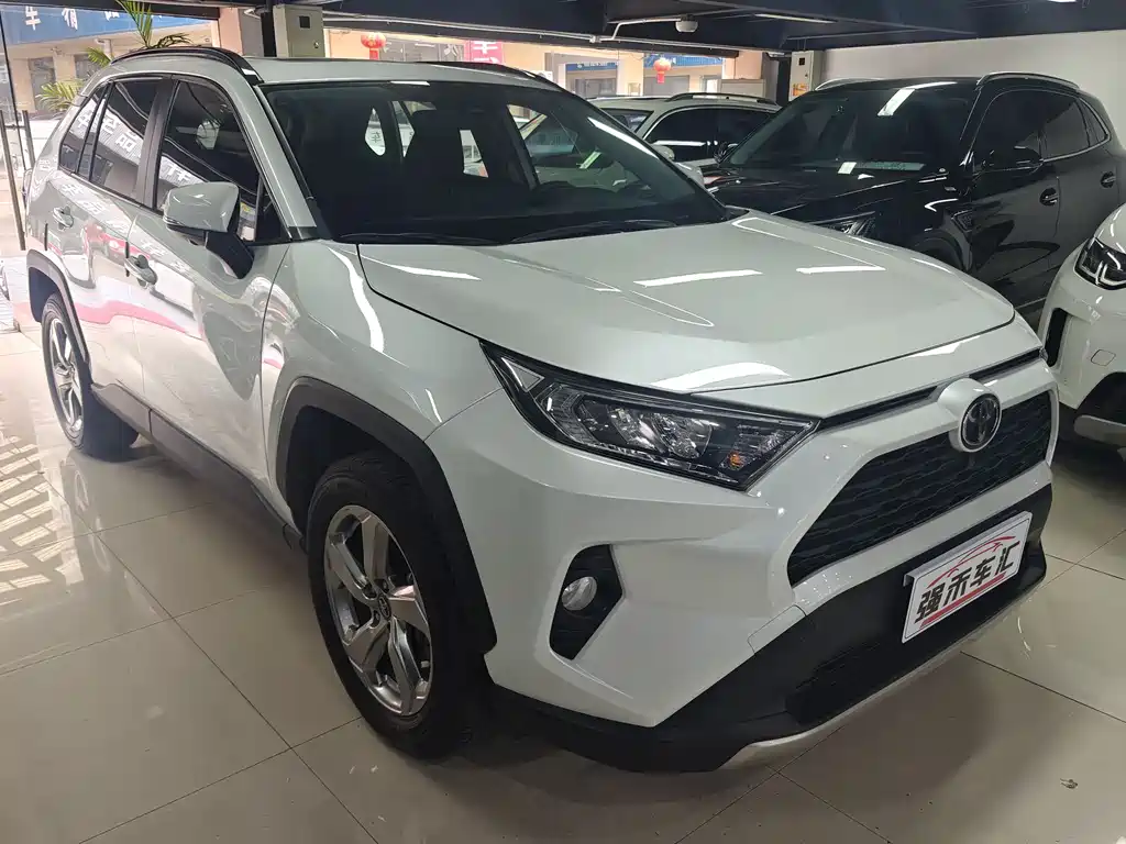 Toyota RAV4 2023 — фото 3