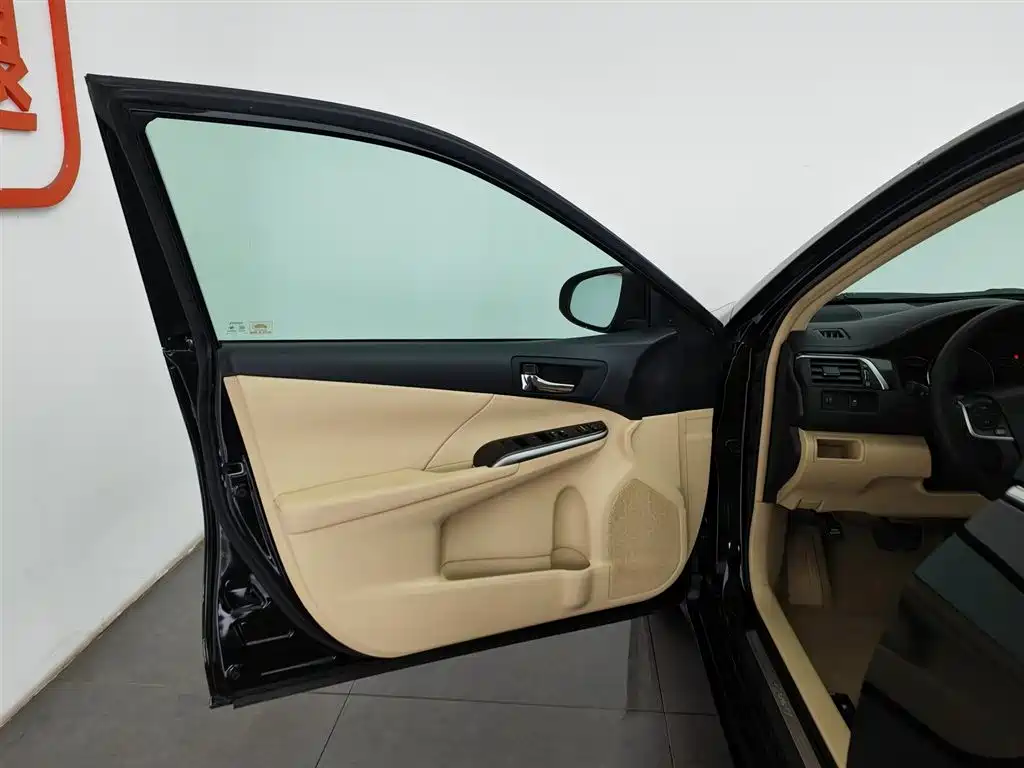 Toyota Camry 2015 — фото 8