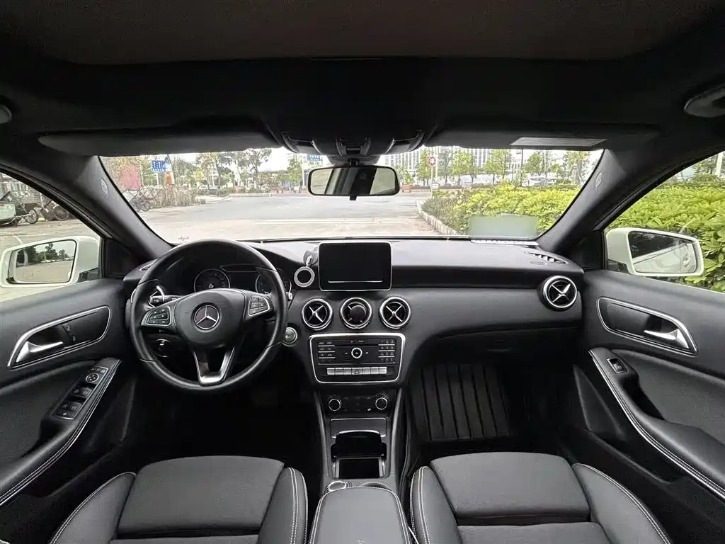 Mercedes-Benz A-Class 2017 — фото 10