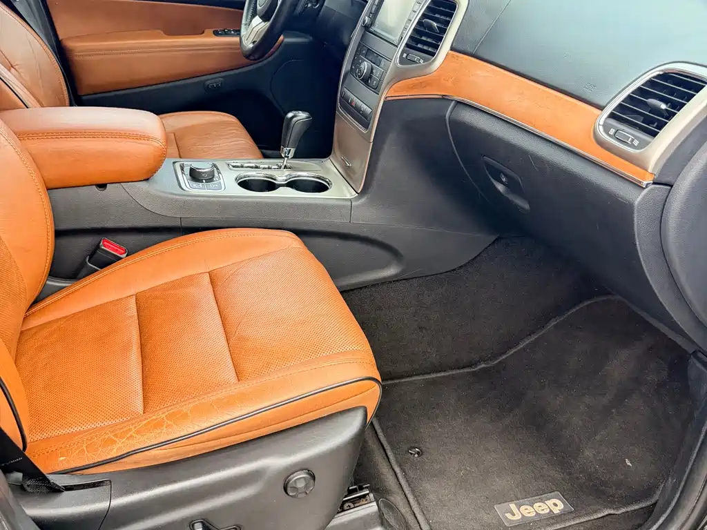 Jeep Grand Cherokee 2012 — фото 16