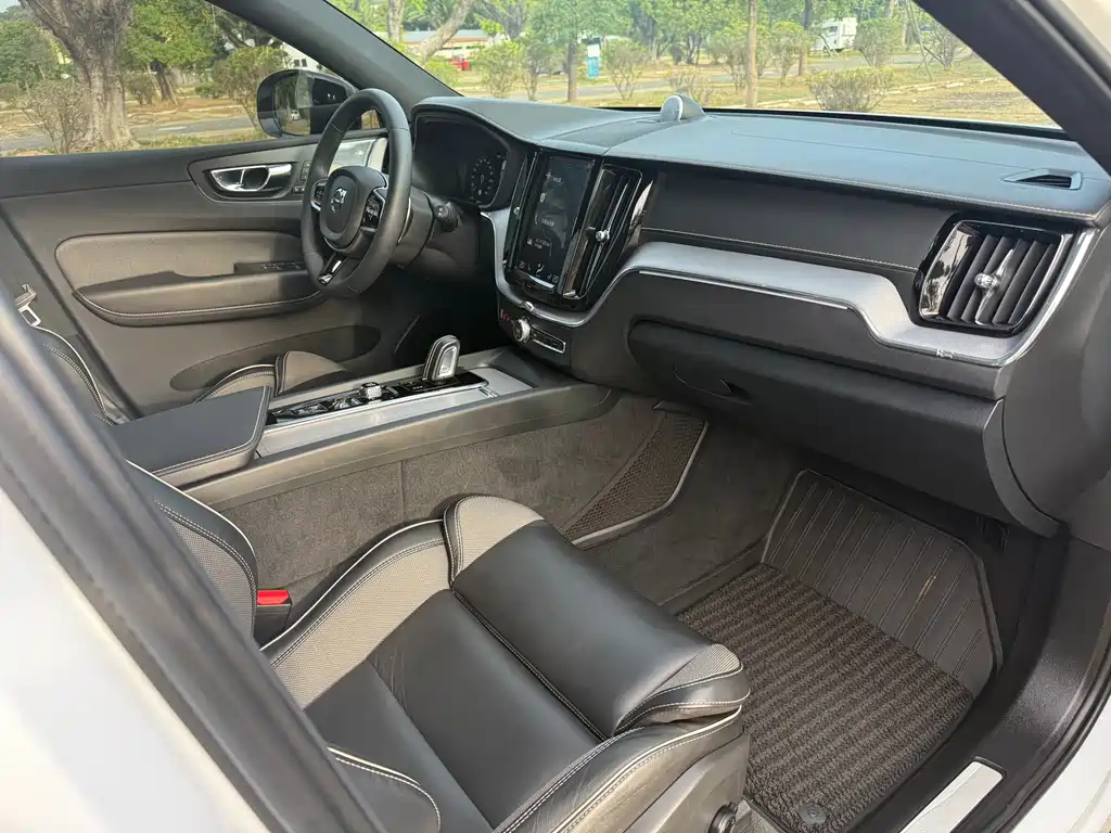 Volvo XC60 PHEV 2020 — фото 15