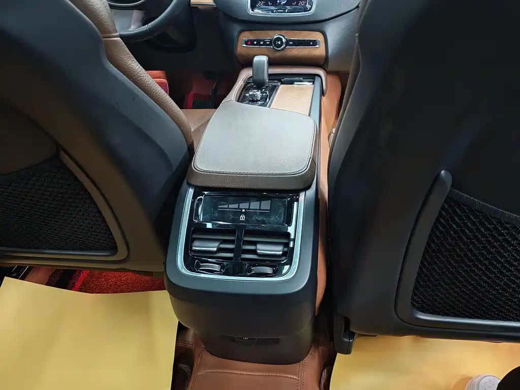 Volvo XC90 2022 — фото 14