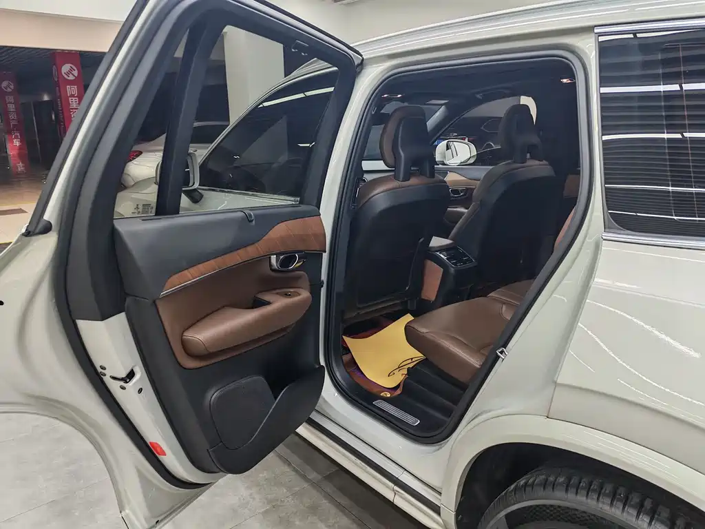 Volvo XC90 2022 — фото 16