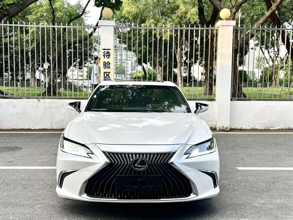 Lexus ES 2019 — фото 2
