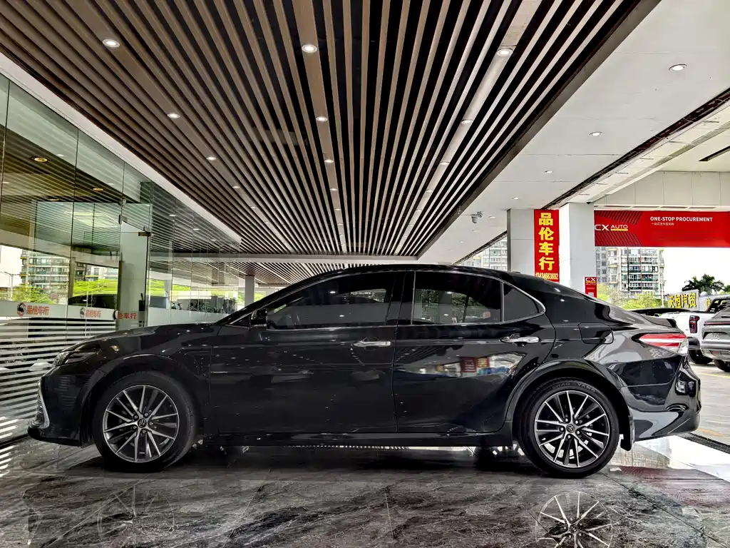 Toyota Camry 2021 — фото 16