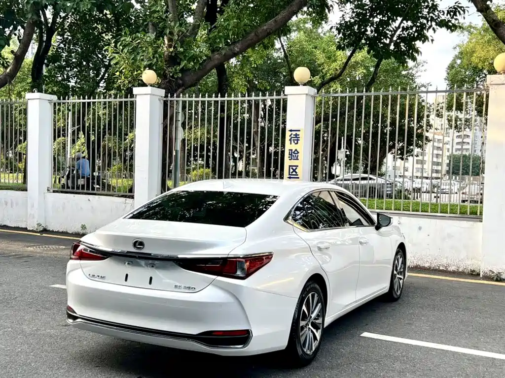 Lexus ES 2019 — фото 6