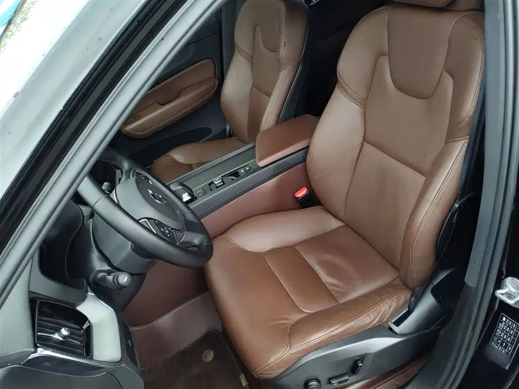Volvo XC60 2022 — фото 15