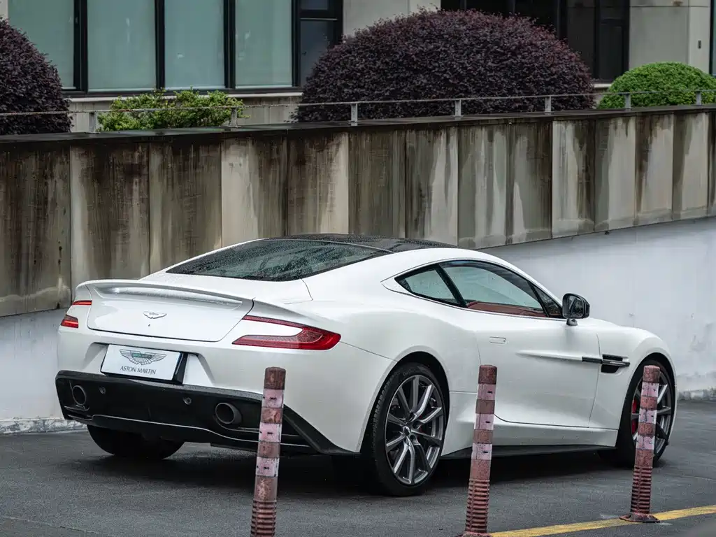 Aston Martin Vanquish 2013 — фото 10