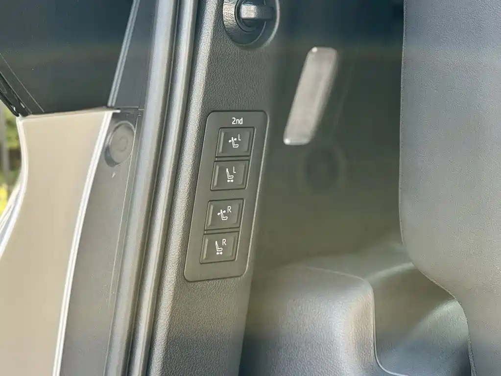 Toyota Alphard — фото 18