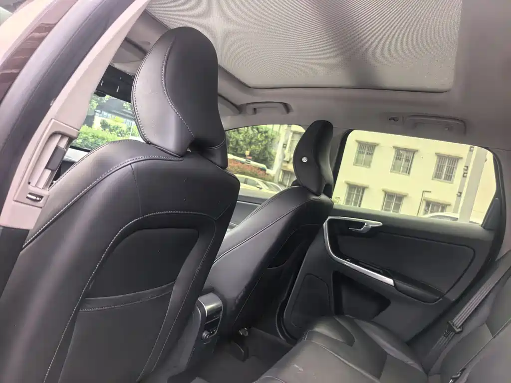 Volvo XC60 2017 — фото 23