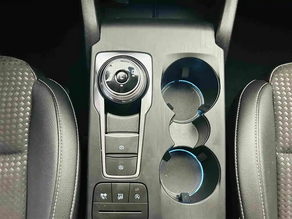 Ford Focus 2020 — фото 17