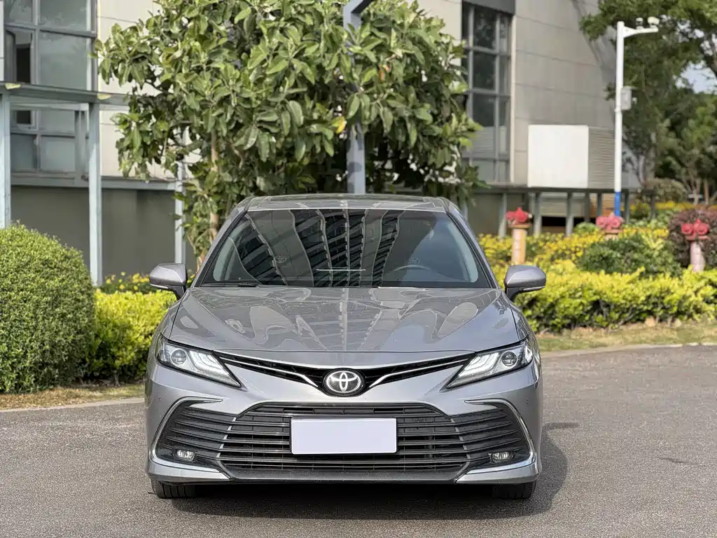 Toyota Camry 2023 — фото 2