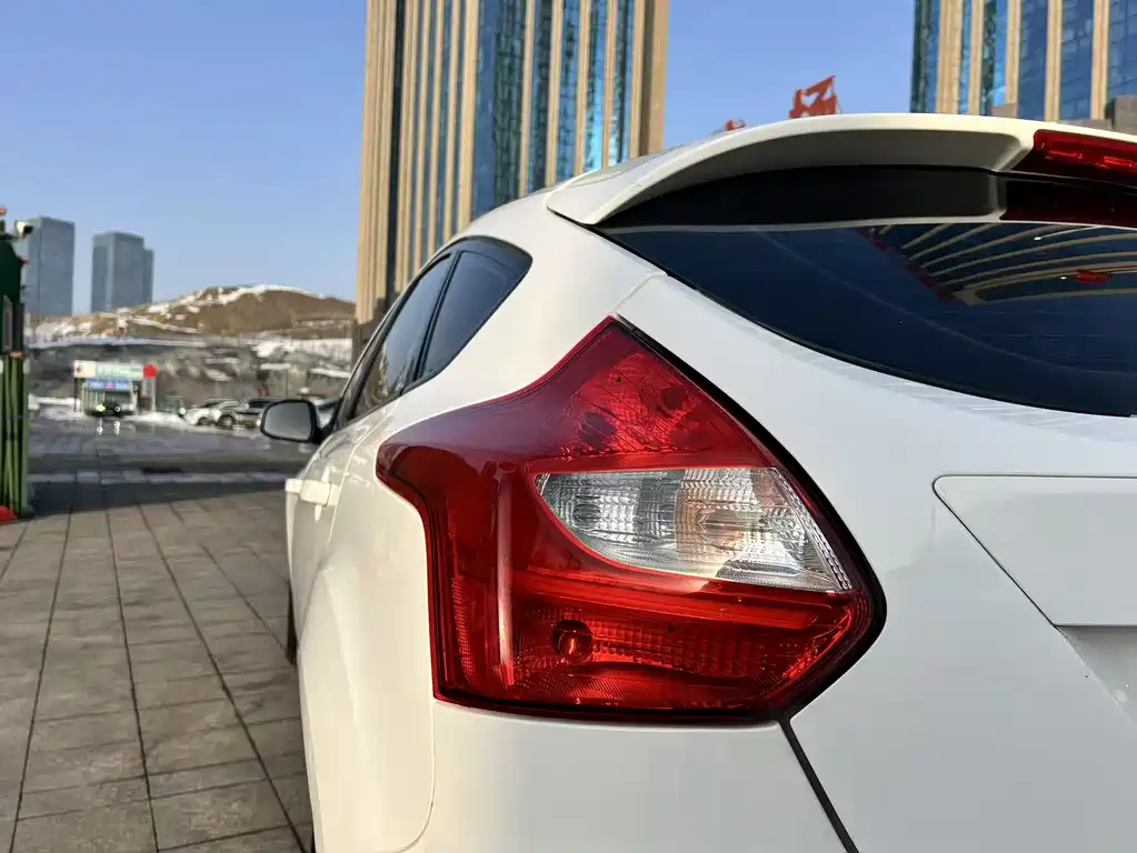 Ford Focus 2013 — фото 12