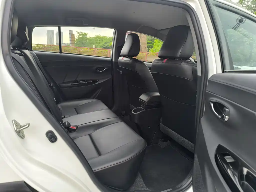 Toyota Yaris L 2022 — фото 13