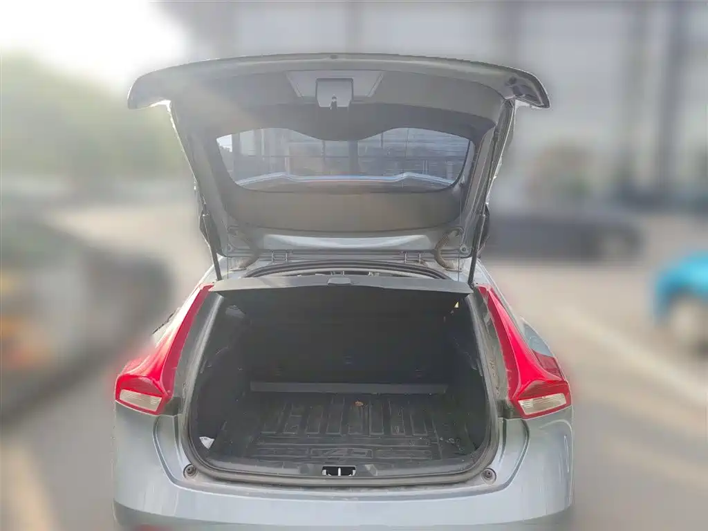 Volvo V40 2019 — фото 10