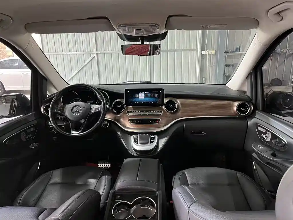 Mercedes-Benz V-Class 2022 — фото 11