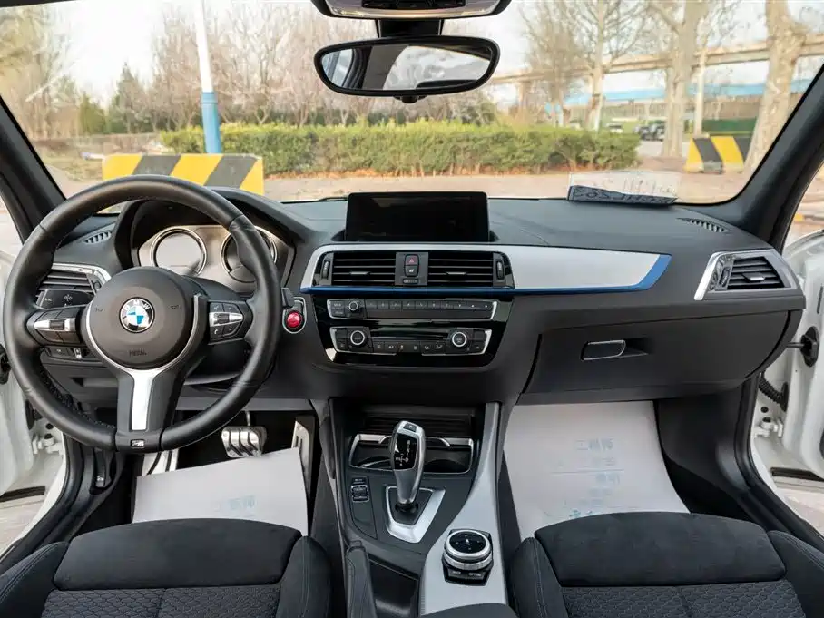 BMW 1 Series 2018 — фото 19