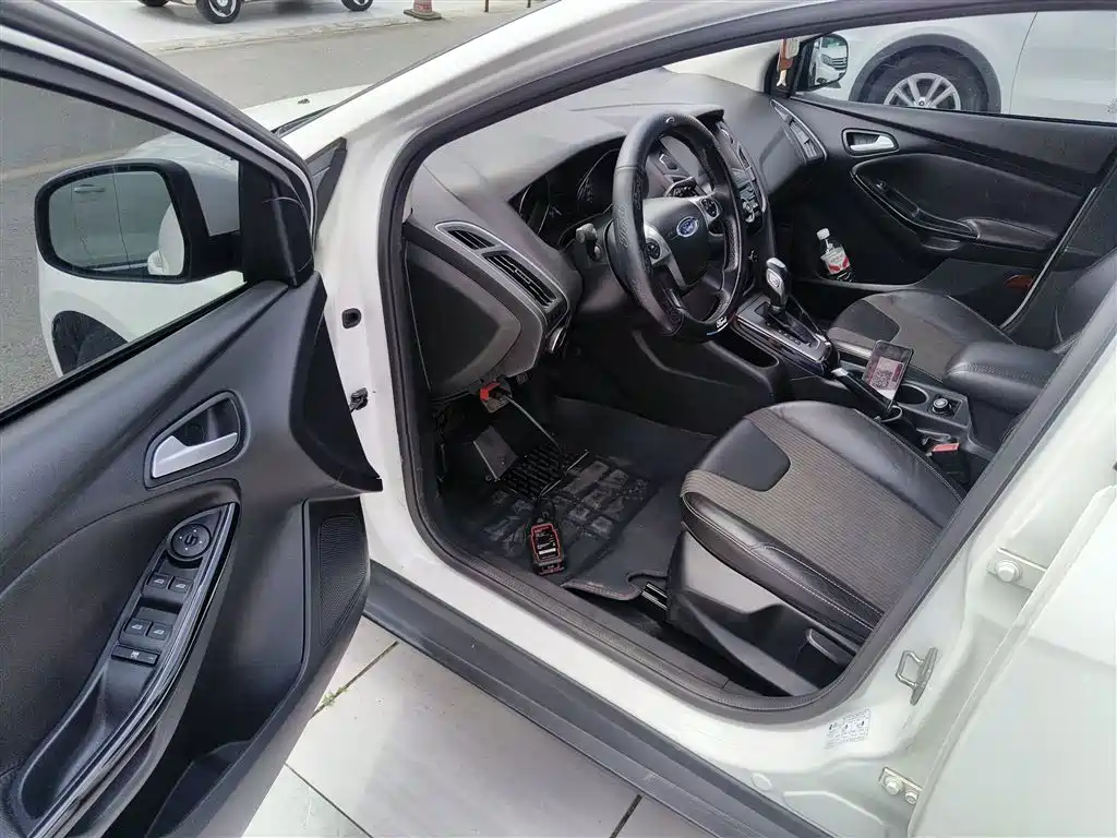Ford Focus 2014 — фото 16