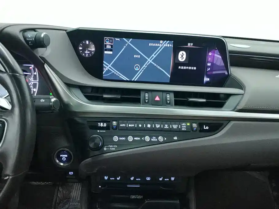 Lexus ES 2018 — фото 13