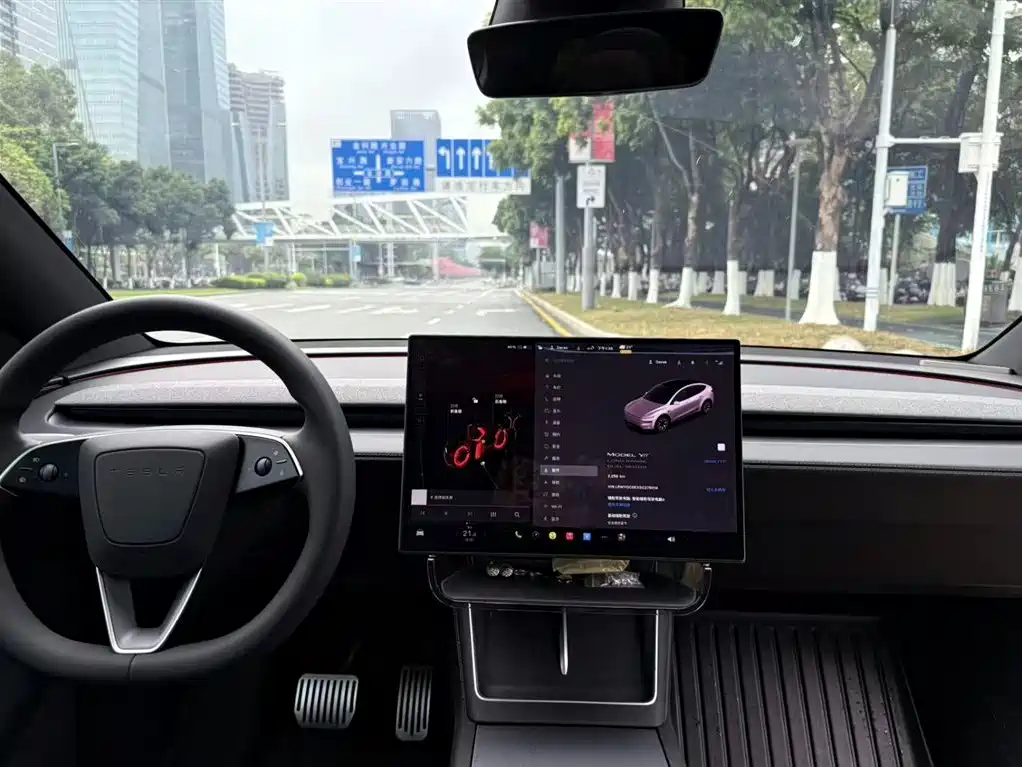 Tesla Model Y L 2025