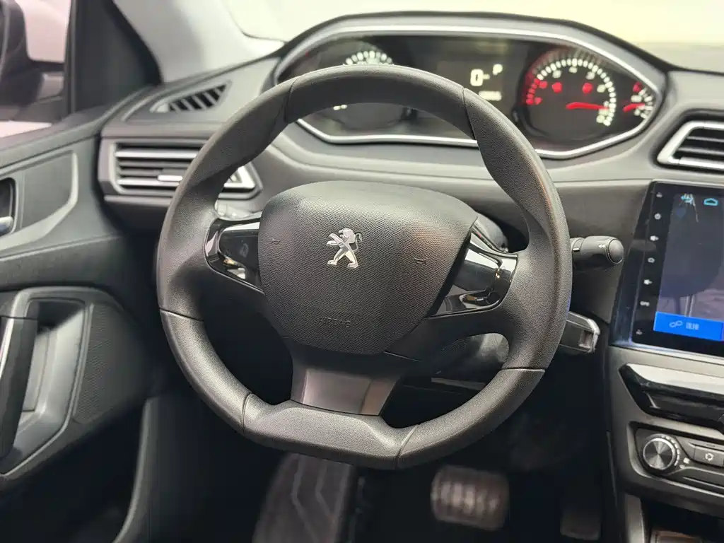 Peugeot 308 2017 — фото 14