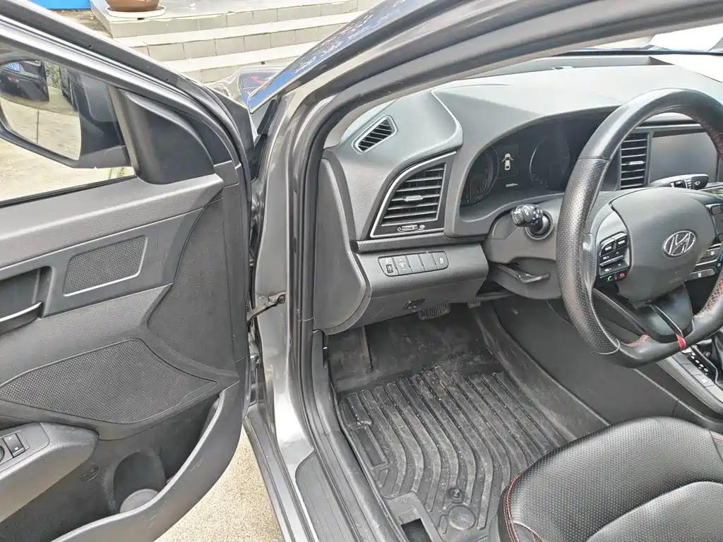Hyundai Elantra 2018 — фото 12