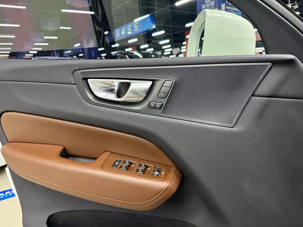 Volvo XC60 2022 — фото 10