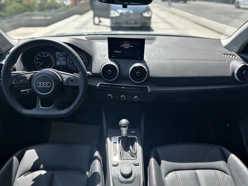 Audi Q2L 2023 — фото 11