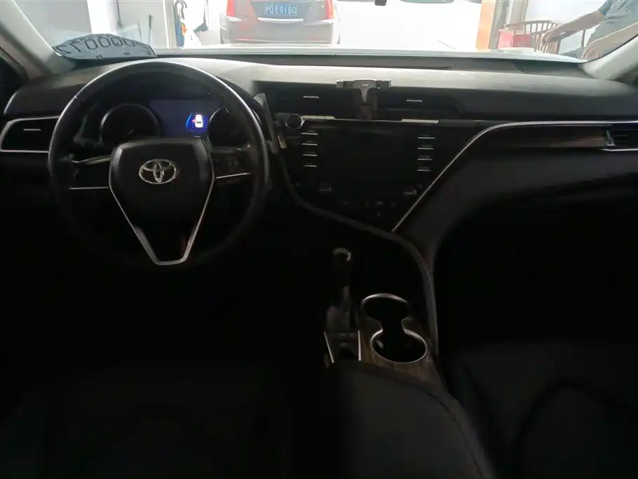 Toyota Camry 2019 — фото 12