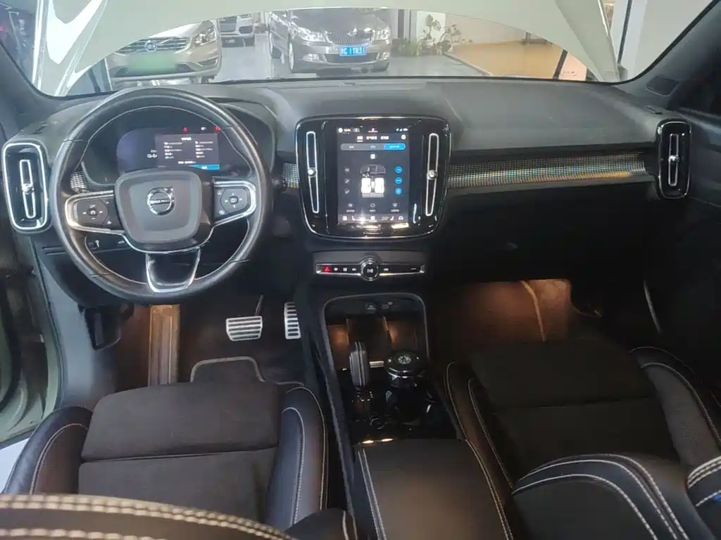 Volvo XC40 NEV 2021 — фото 10