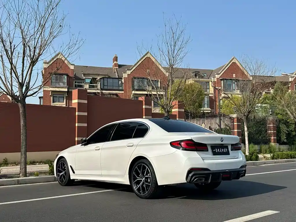 BMW 5 Series 2023 — фото 17