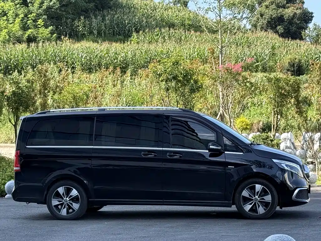 Mercedes-Benz V-Class 2023 — фото 17